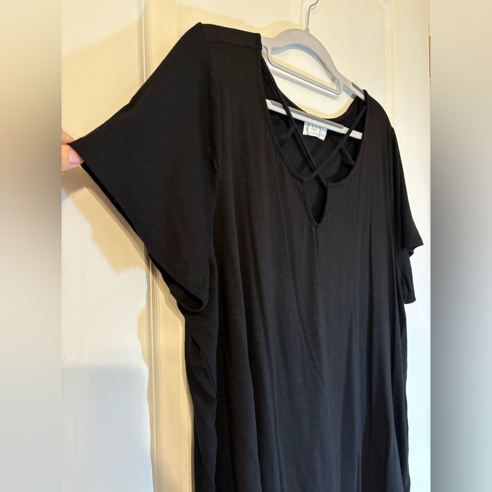 Black Crisscross, flutter short sleeve, Maurice’s size 1 - Picture 3 of 3